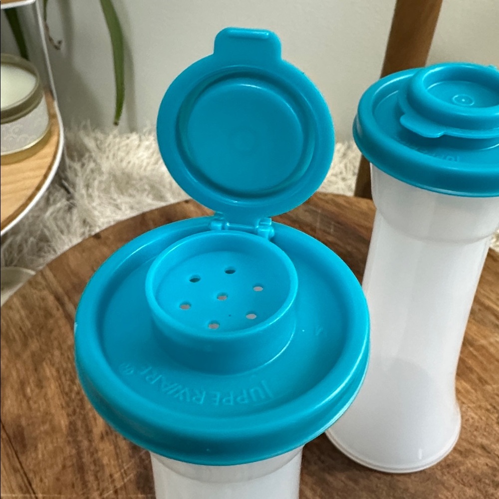 Tupperware Hourglass Salt & Pepper Large 6" Shakers Sheer With‎ Blue Lids - Picture 3 of 11